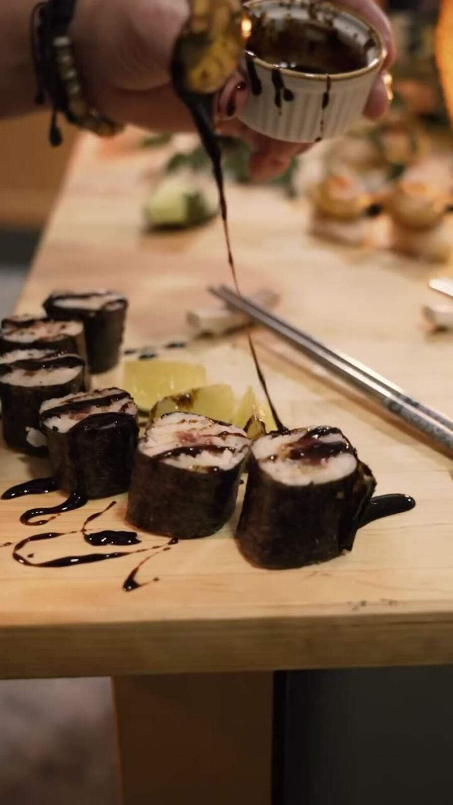 Maki con salsa de soja reducida
