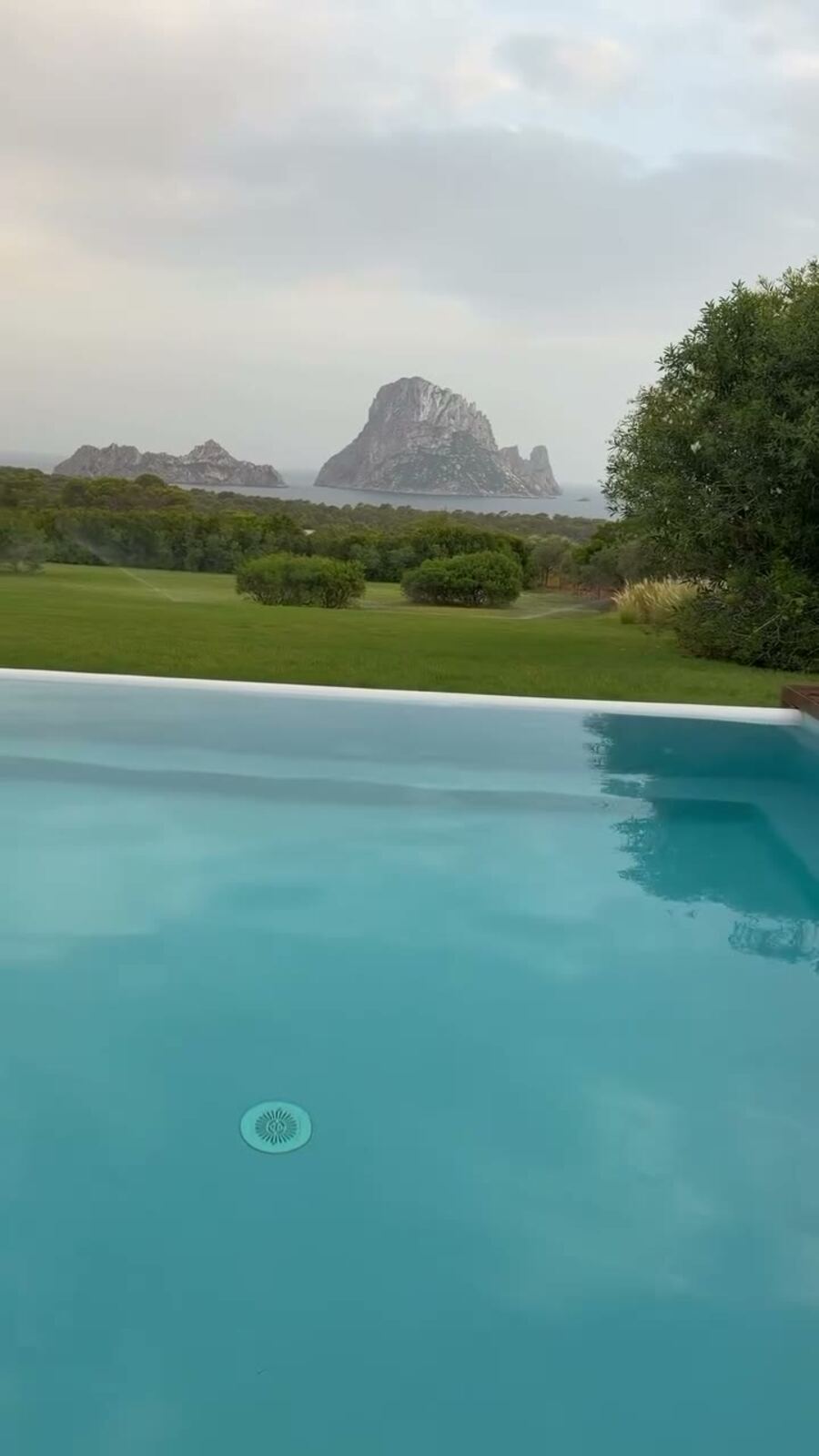 Piscina de villa frente a Es Vedrà